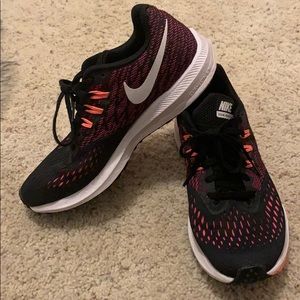 Nike pink and black tennis shoes